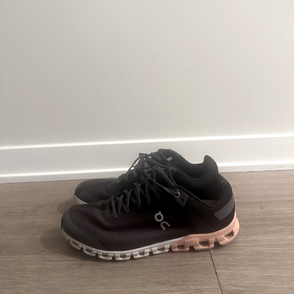 $170 Women’s On Cloudflow Running Shoe Pink/Black - Picture 3 of 9